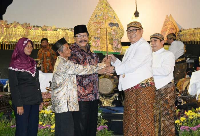 Ada Pesan Suksesi yang Disampaikan Pakde Karwo Lewat Lakon Kalimatoyo Ada Pesan Suksesi yang Disampaikan Pakde Karwo Lewat Lakon Kalimatoyo