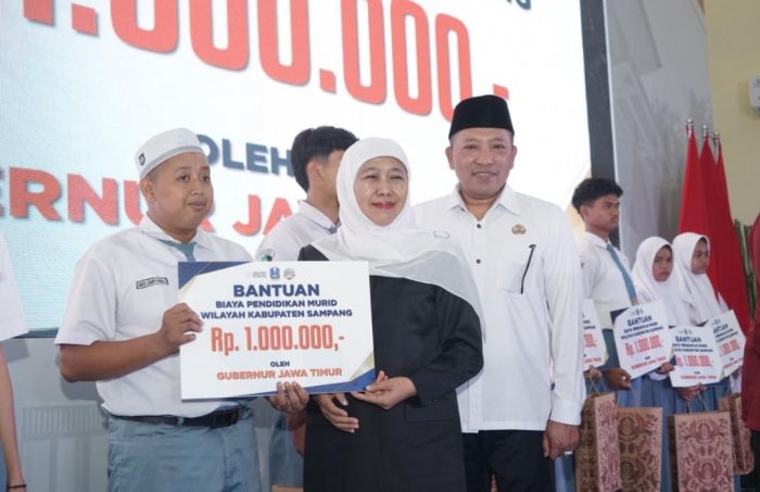 Khofifah Salurkan Sapa Bansos di Sampang, Ribuan Lansia dan Disabilitas Terima Bantuan