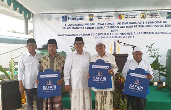 DMI Bangkalan Serahkan 59 Tandon Air 2.000 Liter untuk Masjid DMI Bangkalan Serahkan 59 Tandon Air 2.000 Liter untuk Masjid