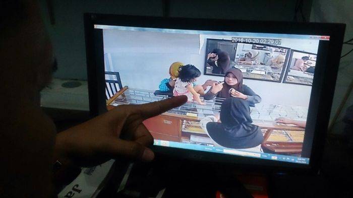 Gendong Bayi, Perempuan Ngutil Gelang Emas Terekam CCTV Gendong Bayi, Perempuan Ngutil Gelang Emas Terekam CCTV