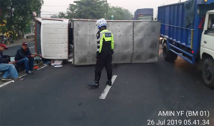 Ban Pecah, Truk Muat Minuman Terguling di Trosobo Ban Pecah, Truk Muat Minuman Terguling di Trosobo