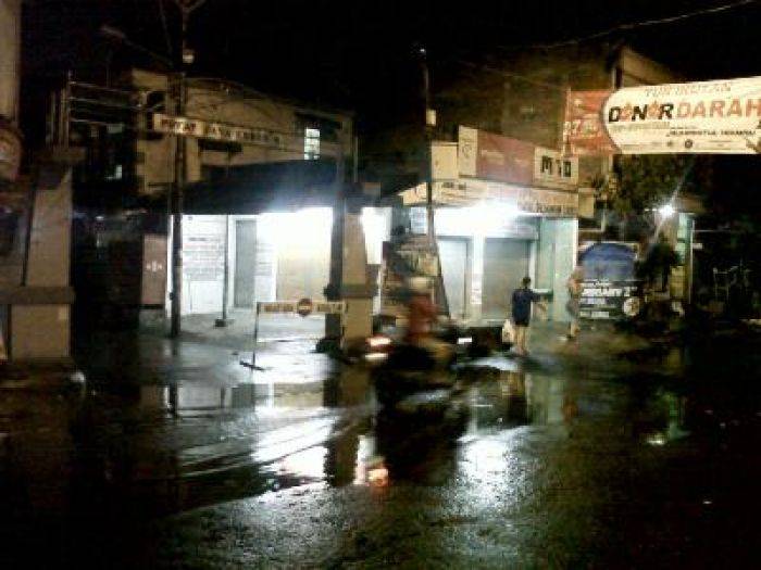 Jelang Penutupan,Siaga Warga Dolly Dibuyarkan Hujan Jelang Penutupan,Siaga Warga Dolly Dibuyarkan Hujan