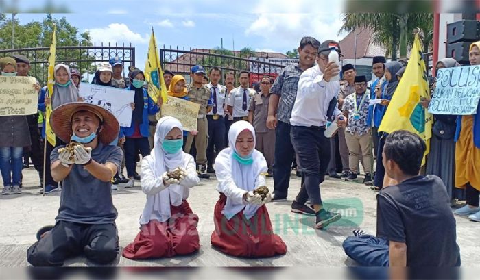 Demo Pencemaran Limbah Peternakan PT Greenfields, Mahasiswa Bawa Kotoran Sapi ke Gedung DPRD