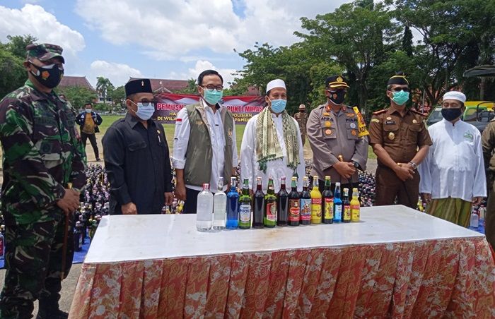 Pimpin Pemusnahan Ribuan Botol Miras, Bupati Baddrut Tamam Nyatakan Perang Terhadap Miras