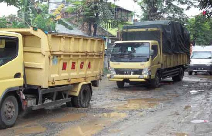 Banyak Kubangan dan Rawan Laka, Warga dan Pengendara di Nganjuk Keluhkan Kondisi Jalan Provinsi