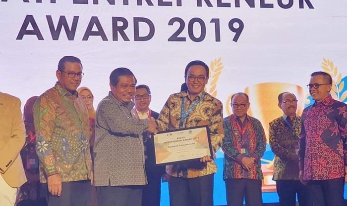 Baddrut Tamam Raih Penghargaan Bupati Entrepreneur Award 2019