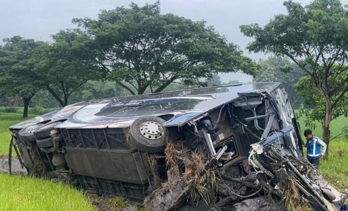 Bus  Jurusan Jakarta Terguling di Tol Solo-Ngawi Usai Hantam Truk Boks, Pramugari Tewas
