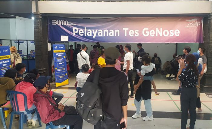 Larangan Mudik Berakhir, Pemudik Serbu Pemeriksaan Tes Bebas Covid-19 di Pelabuhan Ketapang Larangan Mudik Berakhir, Pemudik Serbu Pemeriksaan Tes Bebas Covid-19 di Pelabuhan Ketapang