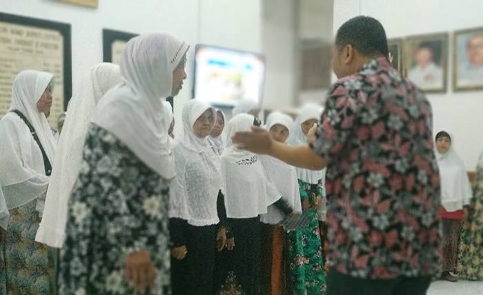Puluhan Emak di Pacitan Geruduk Pendopo Pemkab Puluhan Emak di Pacitan Geruduk Pendopo Pemkab