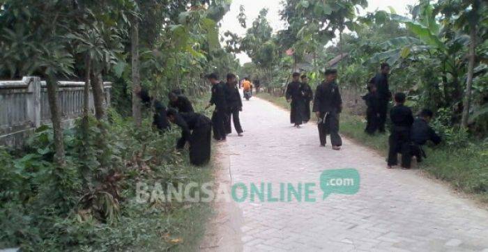 Ratusan Pendekar Silat di Bojonegoro Bersih-bersih Lingkungan