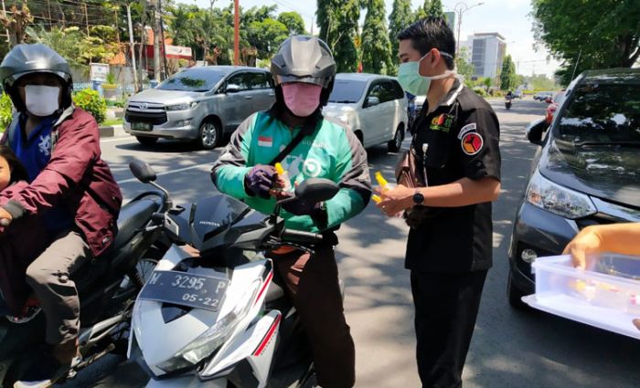 Peringati Hari Jadi ke-12, Bawaslu Sidoarjo Turun Jalan Bagikan Hand Sanitizer