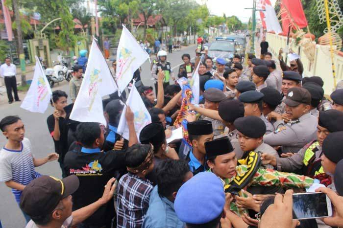 Kecewa, Lagi-lagi Mahasiswa tidak Ditemui Bupati Sumenep Kecewa, Lagi-lagi Mahasiswa tidak Ditemui Bupati Sumenep
