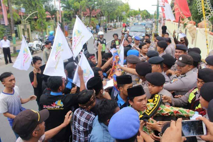 Kecewa, Lagi-lagi Mahasiswa tidak Ditemui Bupati Sumenep