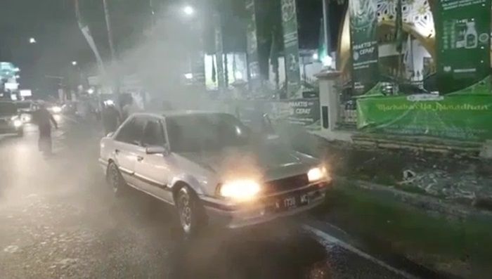 Diduga Korsleting, Mobil Mazda Terbakar di Depan Masjid Baiturrahman Sidoarjo Diduga Korsleting, Mobil Mazda Terbakar di Depan Masjid Baiturrahman Sidoarjo