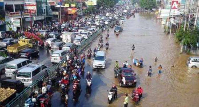 Banjir Setinggi Lutut Genangi Jl Abdullah Sjafei Jakarta 