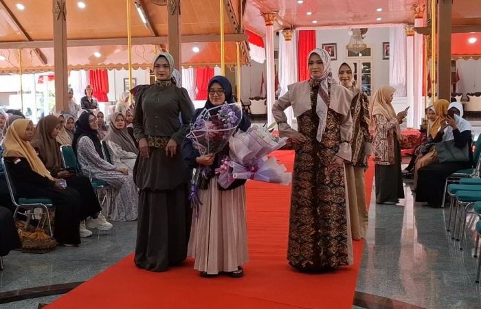 Persiapan Menuju JMFW 2025, Desainer Asal Bangkalan Pamerkan Batik Madura Bertema Kerajaan Persiapan Menuju JMFW 2025, Desainer Asal Bangkalan Pamerkan Batik Madura Bertema Kerajaan