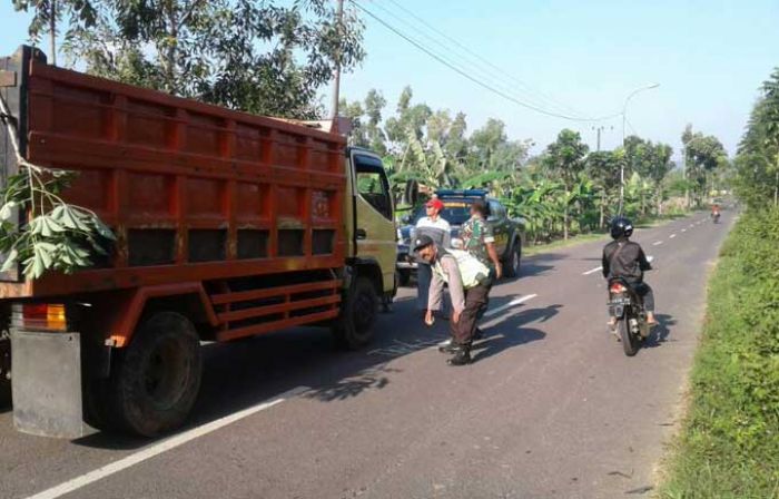 Terserempet Dump Truck di Raya Montong, Pengemudi Sepeda Motor Tewas Masuk ke Parit Terserempet Dump Truck di Raya Montong, Pengemudi Sepeda Motor Tewas Masuk ke Parit