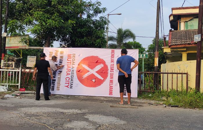 Tak Terima Dijadikan Jalan Utama Perumahan Baru, Warga Pondok Mutiara Harum Pasang Banner Penolakan Tak Terima Dijadikan Jalan Utama Perumahan Baru, Warga Pondok Mutiara Harum Pasang Banner Penolakan