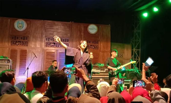 Meriah, Astrid Hipnotis Pengunjung "Festival Rengganis" di Situbondo