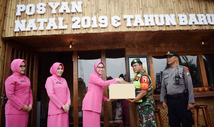 ​Kunjungi PosYan Nataru, Ketua Bhayangkari Sidoarjo Berbagi Bingkisan ke Anggota TNI-Polri