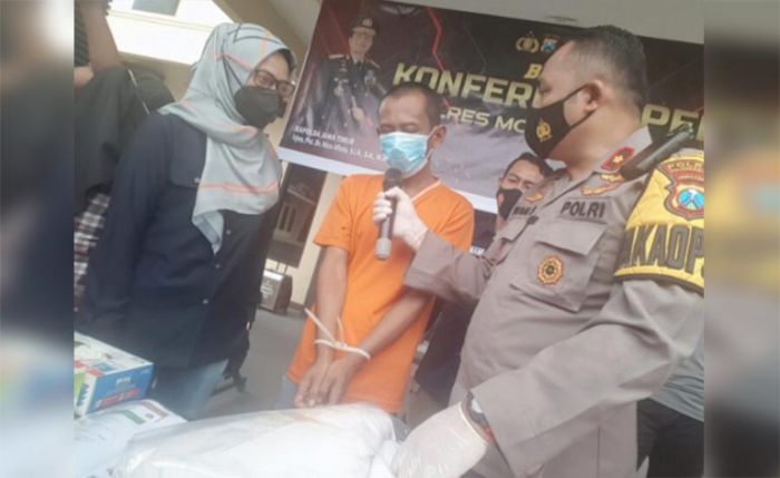 Jual Istri untuk Paket Threesome Rp 1,5 Juta, Pria Asal Gresik Diringkus Polres Mojokerto Kota Jual Istri untuk Paket Threesome Rp 1,5 Juta, Pria Asal Gresik Diringkus Polres Mojokerto Kota
