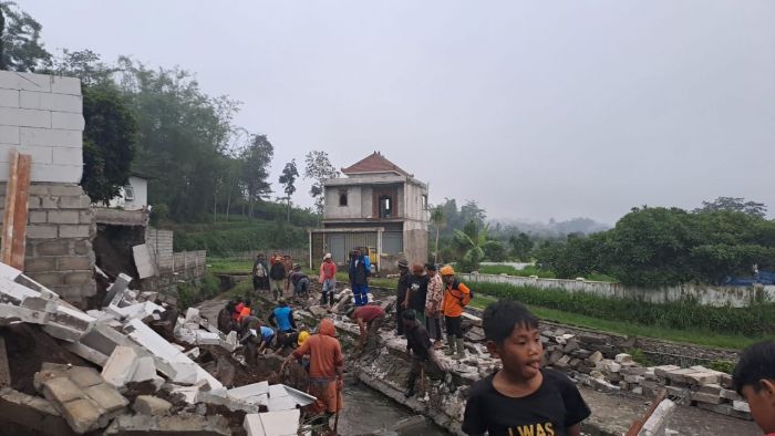 Hujan Deras Akibatkan Longsor dan Timpa Bangunan Milik Warga Bumiaji Kota Batu Hujan Deras Akibatkan Longsor dan Timpa Bangunan Milik Warga Bumiaji Kota Batu