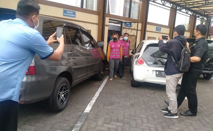 Kejari Kota Batu Tahan Dua Tersangka Kasus Dugaan Korupsi Pengadaan Lahan SMAN 3 Batu Kejari Kota Batu Tahan Dua Tersangka Kasus Dugaan Korupsi Pengadaan Lahan SMAN 3 Batu