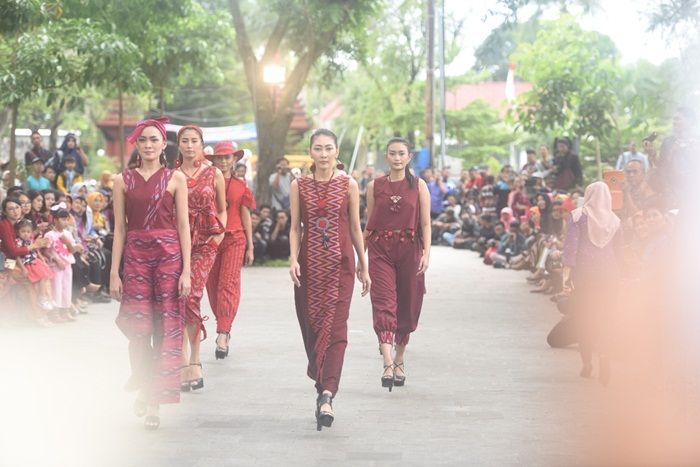 Kenalkan Tenun Ikat Bandar Kidul, Dekranasda Kediri Gelar Dhoho Street Fashion Kenalkan Tenun Ikat Bandar Kidul, Dekranasda Kediri Gelar Dhoho Street Fashion