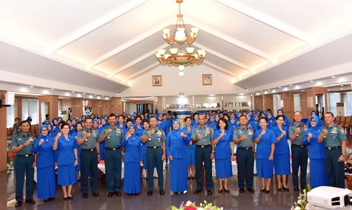Pangkoarmada II Imbau Jalasenastri DJA II Lebih Bijak Gunakan Medsos Pangkoarmada II Imbau Jalasenastri DJA II Lebih Bijak Gunakan Medsos