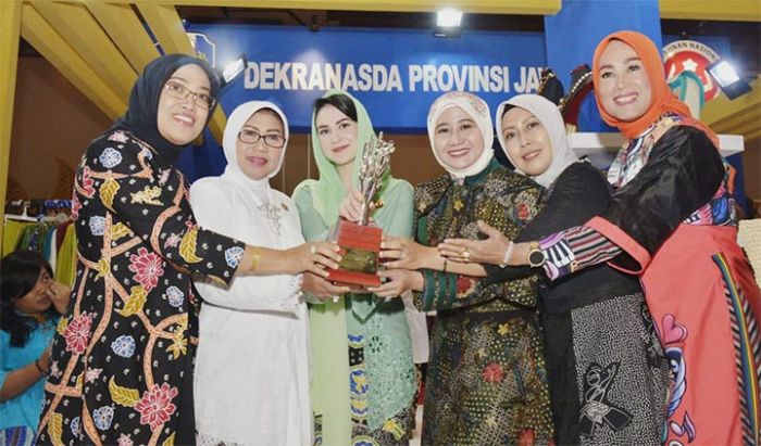 Dekranasda Jatim Terima Penghargaan Lembaga Pembina Teladan di Dekranas Award 2019 Dekranasda Jatim Terima Penghargaan Lembaga Pembina Teladan di Dekranas Award 2019