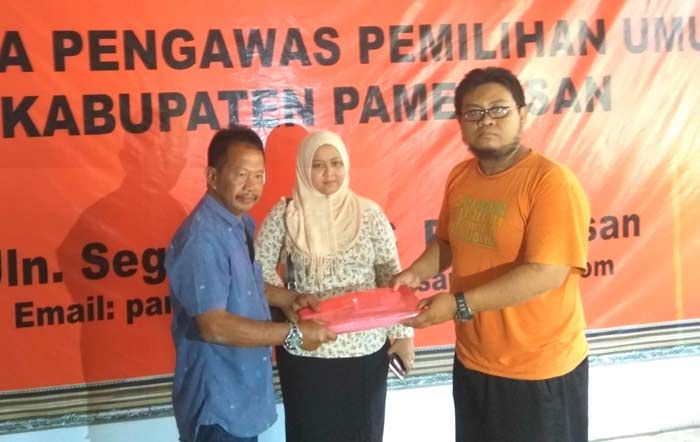 Pasangan Mahar Laporkan KPU Pamekasan ke Panwaslu Pasangan Mahar Laporkan KPU Pamekasan ke Panwaslu