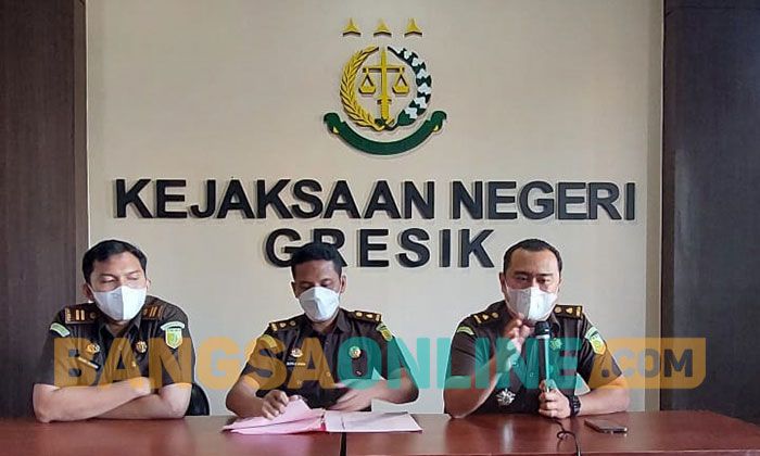 Kejari Gresik Tetapkan Kades Roomo Tersangka Dugaan Korupsi ADD 2016-2018 Kejari Gresik Tetapkan Kades Roomo Tersangka Dugaan Korupsi ADD 2016-2018