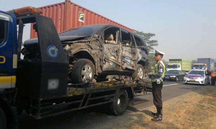 Kecelakaan di Tol Sidoarjo, Innova Ringsek Usai Tabrak Mobil Parkir