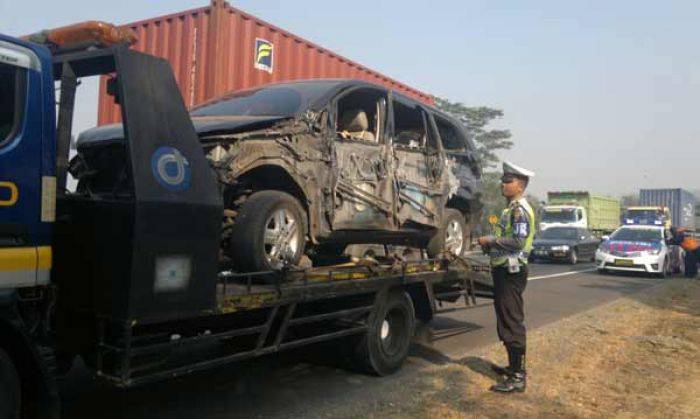 Kecelakaan di Tol Sidoarjo, Innova Ringsek Usai Tabrak Mobil Parkir Kecelakaan di Tol Sidoarjo, Innova Ringsek Usai Tabrak Mobil Parkir