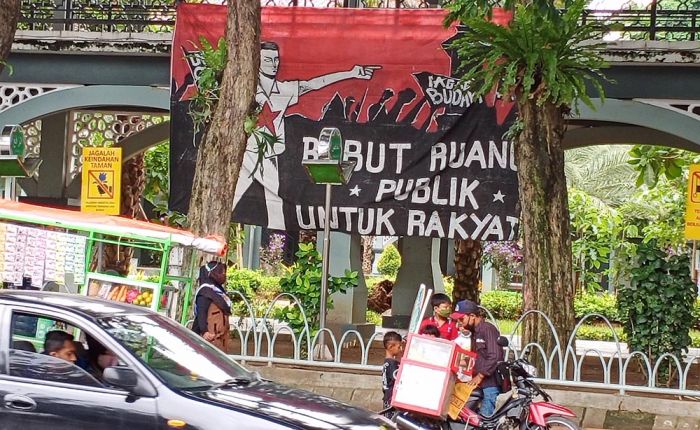 Muncul Spanduk Bertuliskan "Rebut Ruang Publik Untuk Rakyat" di Alun-alun Gresik Muncul Spanduk Bertuliskan "Rebut Ruang Publik Untuk Rakyat" di Alun-alun Gresik