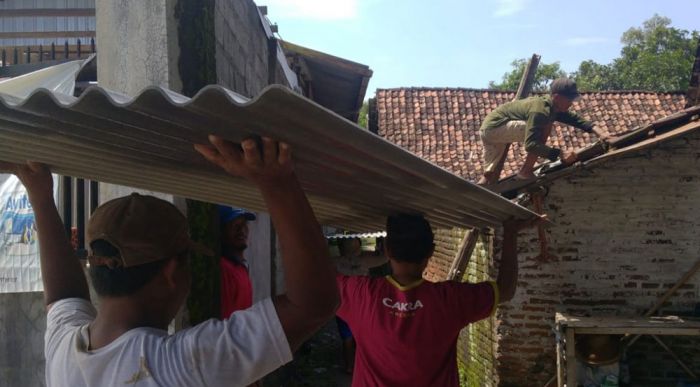 BPBD Kabupaten Kediri Gerak Cepat Tangani Puluhan Rumah dan Pohon yang Diterjang Puting Beliung BPBD Kabupaten Kediri Gerak Cepat Tangani Puluhan Rumah dan Pohon yang Diterjang Puting Beliung