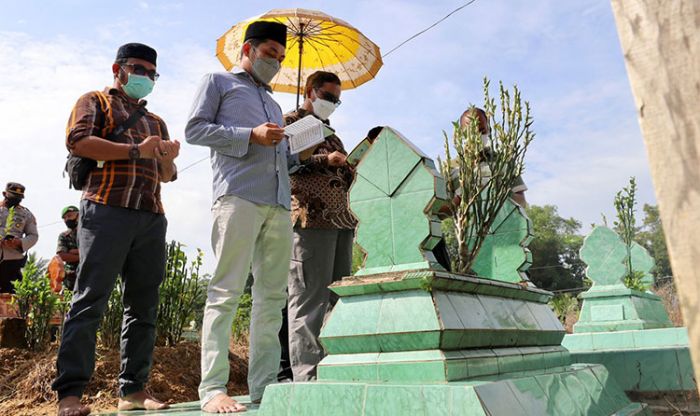 Tradisi Jelang Ramadan, Mahfud MD Ziarah ke Makam Orang Tuanya di Desa Plakpak Pamekasan Tradisi Jelang Ramadan, Mahfud MD Ziarah ke Makam Orang Tuanya di Desa Plakpak Pamekasan