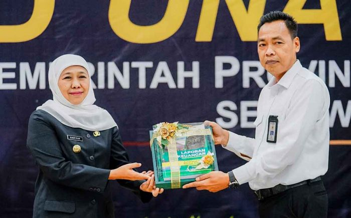 Bersama Bupati/Wali Kota se-Jawa Timur, Gubernur Khofifah Serahkan LKPD Unaudited TA 2022