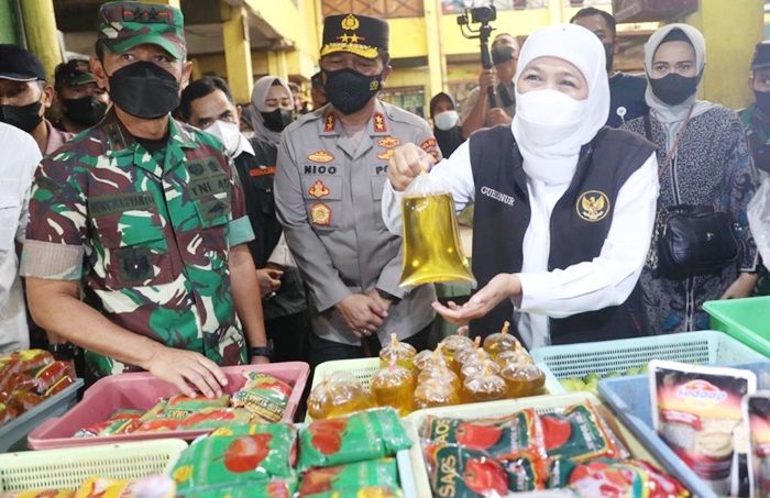 Pastikan Distribusi Minyak Goreng Dekati HET, Gubernur Khofifah Sidak Pasar Pastikan Distribusi Minyak Goreng Dekati HET, Gubernur Khofifah Sidak Pasar