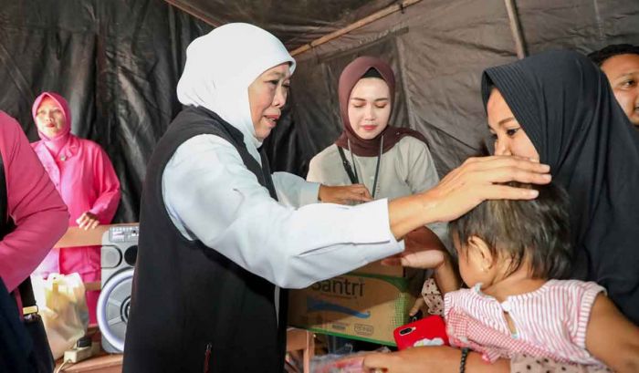 Tinjau Posko Korban Banjir Lahar Dingin dan Longsor Lumajang, Khofifah Beri Suntikan Semangat Tinjau Posko Korban Banjir Lahar Dingin dan Longsor Lumajang, Khofifah Beri Suntikan Semangat