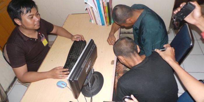 Biadab, Suami Bantu Bekap Isteri saat Diperkosa Bosnya Biadab, Suami Bantu Bekap Isteri saat Diperkosa Bosnya