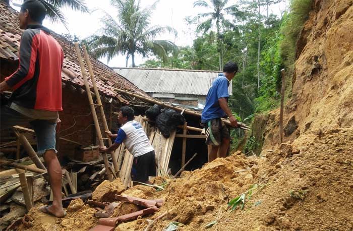 Tertimpa Longsoran, Satu Rumah Warga di Tulakan Pacitan Rusak Berat Tertimpa Longsoran, Satu Rumah Warga di Tulakan Pacitan Rusak Berat