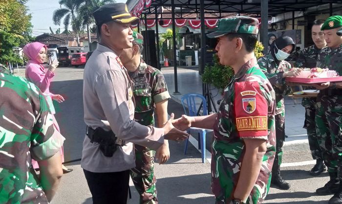 Dandim 0803/Madiun Berikan Kejutan untuk Kapolres Madiun di Hari Bhayangkara ke-76 Dandim 0803/Madiun Berikan Kejutan untuk Kapolres Madiun di Hari Bhayangkara ke-76