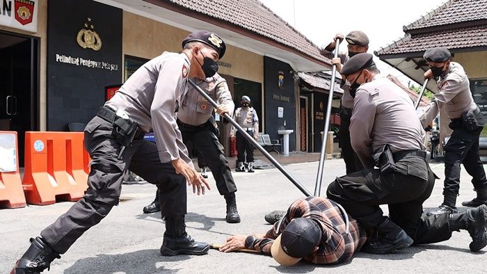 Gunakan Sasumata, Polisi Lumpuhkan Pria Bersajam Penyerang Pos Jaga Polres Jombang Gunakan Sasumata, Polisi Lumpuhkan Pria Bersajam Penyerang Pos Jaga Polres Jombang