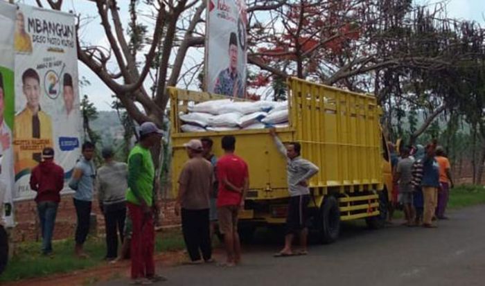 Lagi, Truk Pengangkut Pupuk di Tuban Dihadang Petani Lagi, Truk Pengangkut Pupuk di Tuban Dihadang Petani