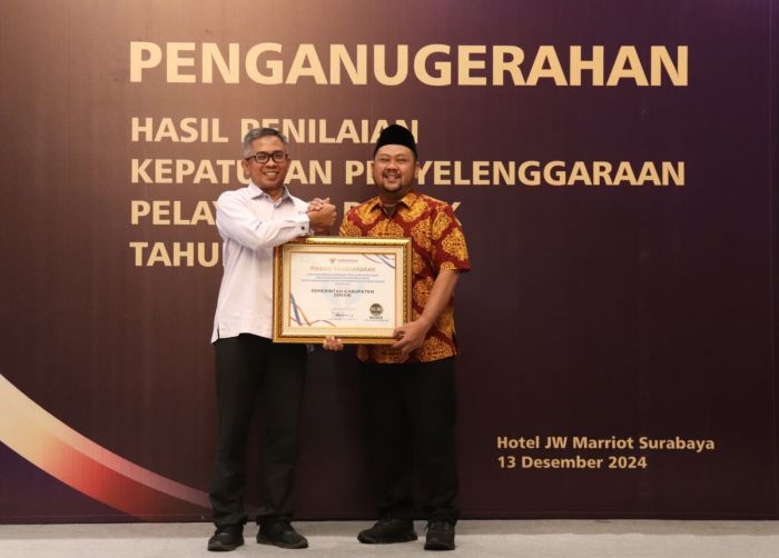 Bupati Gresik Sabet Penghargaan Kepatutan Penyelenggaraan Pelayanan Publik dari Ombudsman RI Bupati Gresik Sabet Penghargaan Kepatutan Penyelenggaraan Pelayanan Publik dari Ombudsman RI