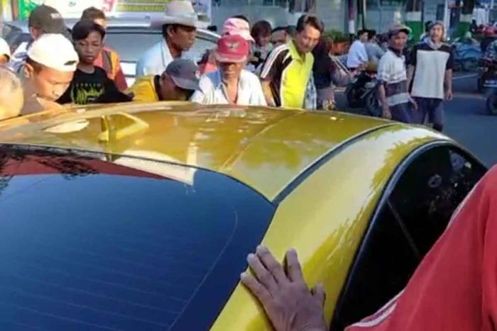 Viral, Mobil Sultan Berwarna Emas Bagikan Uang ke Masyarakat Viral, Mobil Sultan Berwarna Emas Bagikan Uang ke Masyarakat