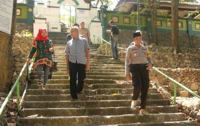 Dampingi Irwasda Polda Jatim, Kapolres Gresik Ziarah ke Makam Waliyullah