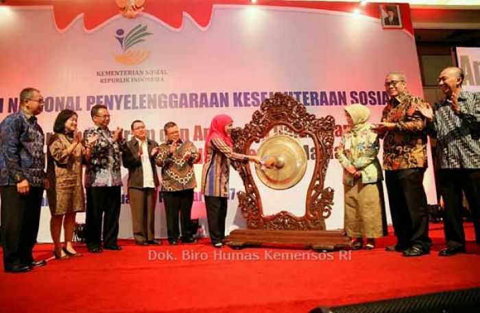 Mensos Minta Pemda dan Dinsos Tingkatkan Kualitas Layanan kepada Penerima Bansos Mensos Minta Pemda dan Dinsos Tingkatkan Kualitas Layanan kepada Penerima Bansos