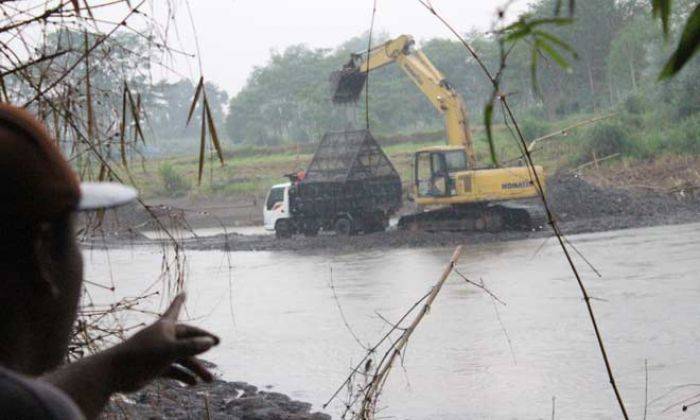 Warga Desa Bukur Tulungagung Resah, Penambang Pasir Ancam Gerus Tanah Mereka Warga Desa Bukur Tulungagung Resah, Penambang Pasir Ancam Gerus Tanah Mereka